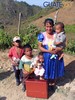 Familia recibiendo juguetes