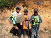 Niños recibiendo su juguete