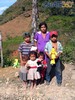 Familia recibiendo juguetes