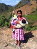 Madre con su hijo en brazos