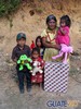 Familia recibiendo juguetes