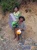 Hermanos recibiendo sus regalos