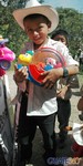 Niño con su juguete