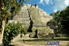 Imponente templo en el medio de la selva petenera