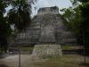 Pirámide Maya en el sitio arqueológico de Yaxhá en Petén